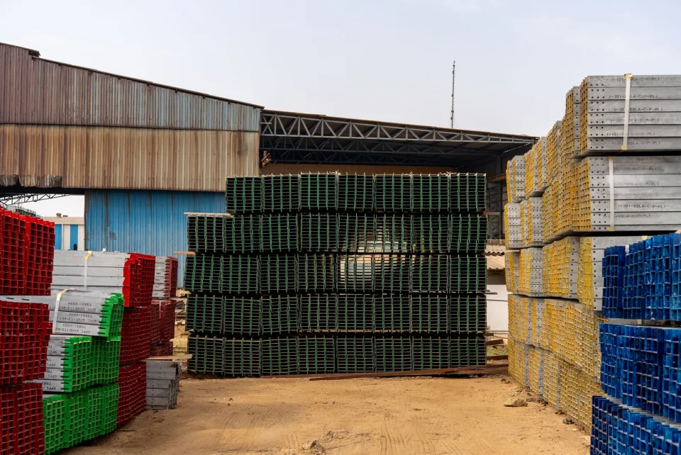 Xe tải đang chở vật tư